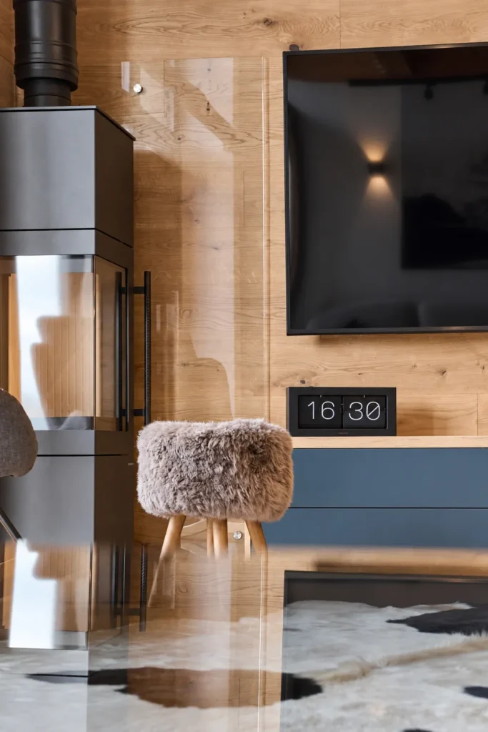 Apartmán na Donovaloch, kozub, televízor a taburetka s kožušinou