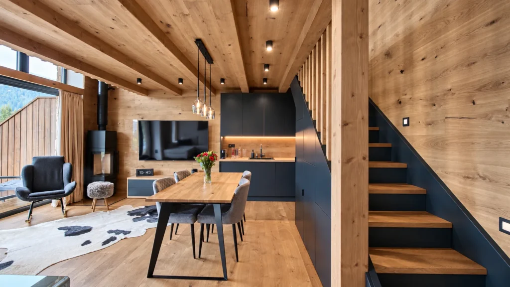 Apartmán na Donovaloch, drevený interiér s kuchyňou, jedálňou a schodiskom