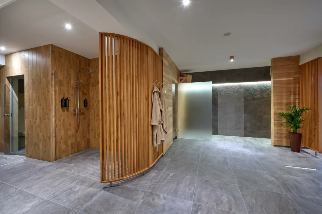 Wellness Hotel Kochau, sprchy, oblúková drevená lamelová stena a župany