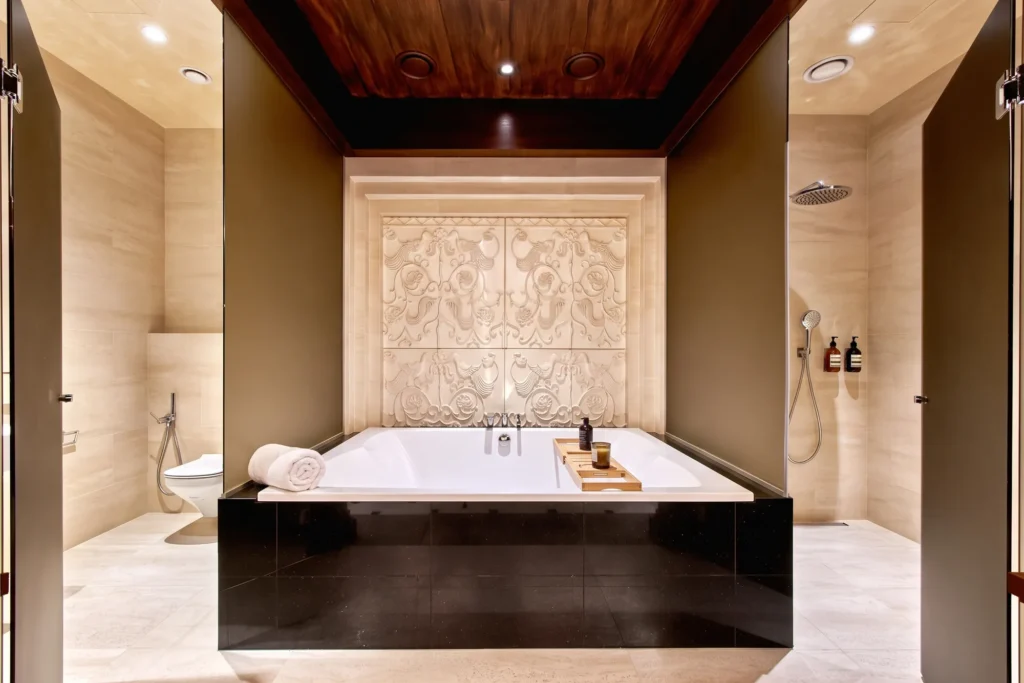 Wellness Taman Sari, kúpeľ s ornamentálnou stenou a sprchami