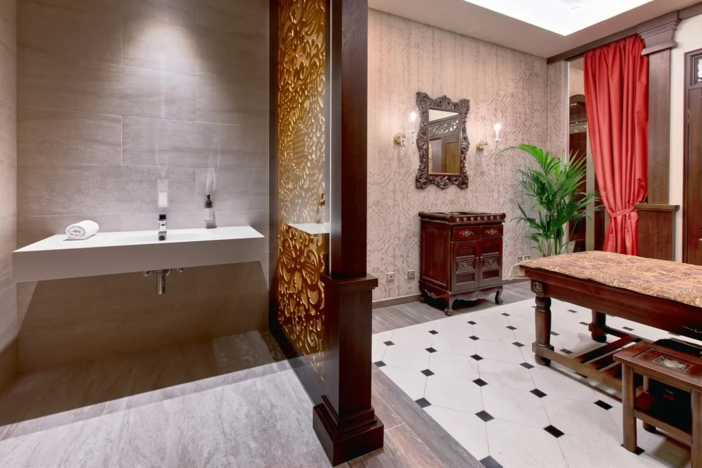 Wellness Taman Sari, priestor s umývadlom a stenou s vyrezávaným ornamentom
