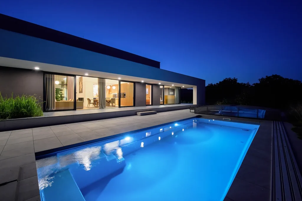 Villa 91 večer, osvetlený bazén pred domom