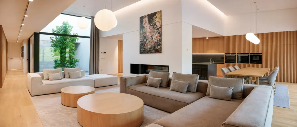 Villa 91, kuchyňa s jedálenským stolom a obývacia časť s krbom