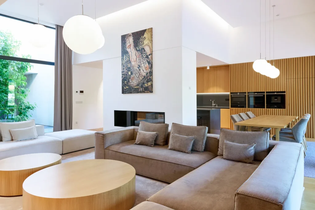 Villa 91, obývacia izba s krbom, sedačkou a jedálňou